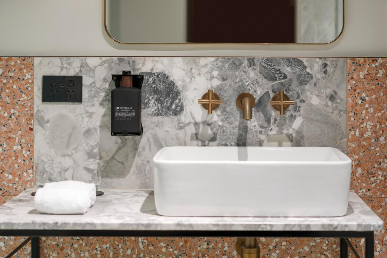 202 Elizabeth Hotel Sydney Ngoại thất bức ảnh Bathroom at The Standard East Village