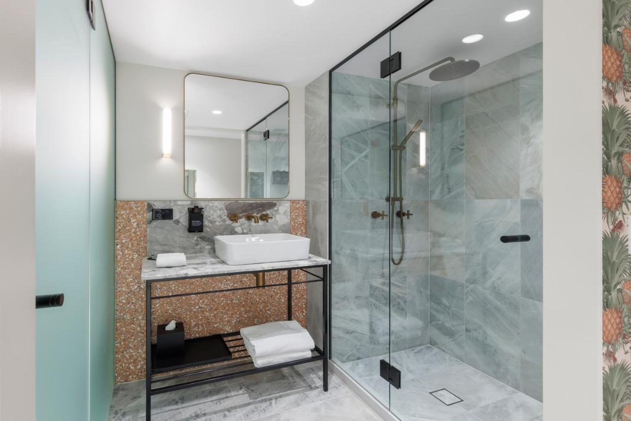 202 Elizabeth Hotel Sydney Ngoại thất bức ảnh A shower enclosure
