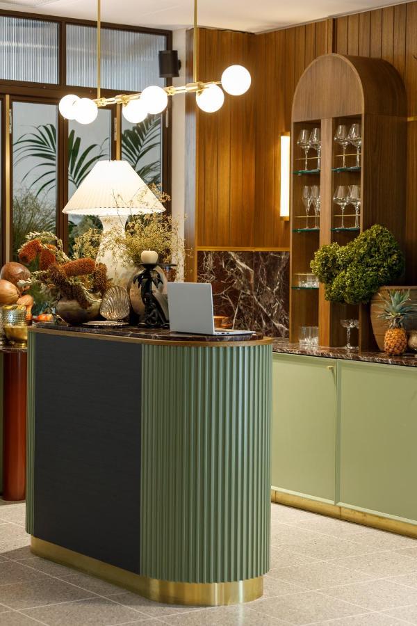 202 Elizabeth Hotel Sydney Ngoại thất bức ảnh A kitchen with a built-in refrigerator