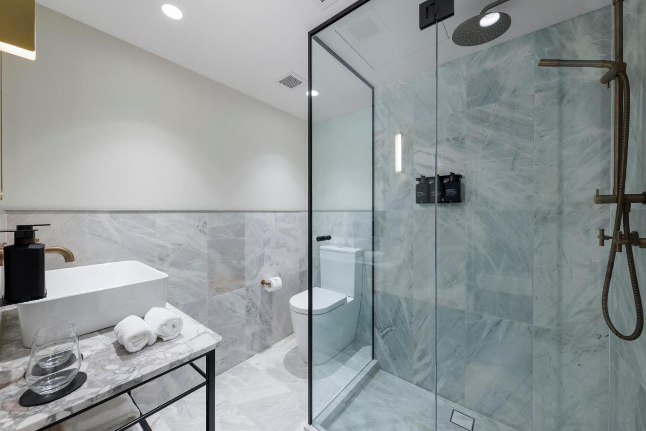 202 Elizabeth Hotel Sydney Ngoại thất bức ảnh A shower enclosure