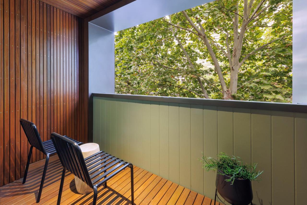 202 Elizabeth Hotel Sydney Ngoại thất bức ảnh A balcony with a green wall