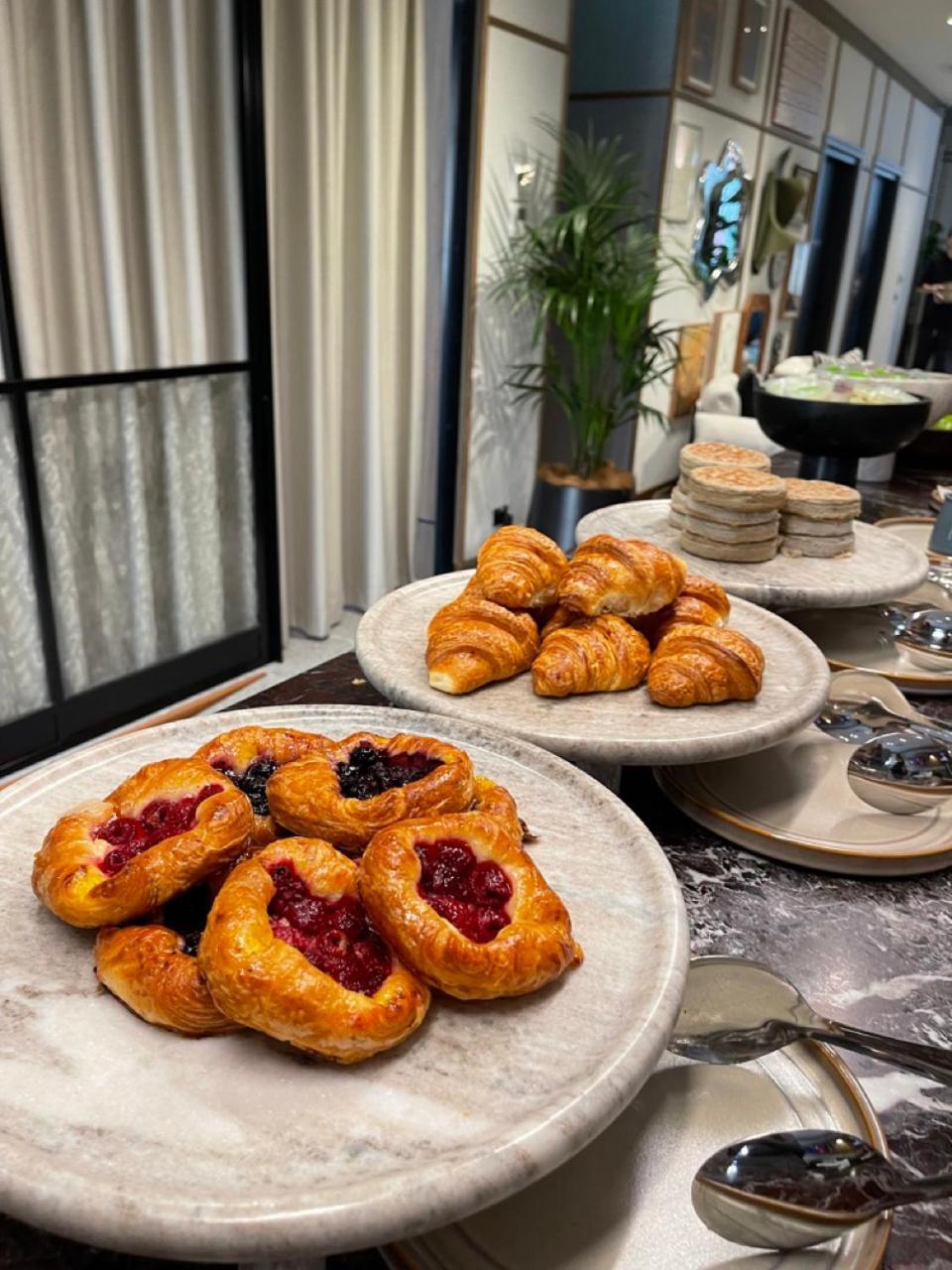 202 Elizabeth Hotel Sydney Ngoại thất bức ảnh Croissants and other pastries