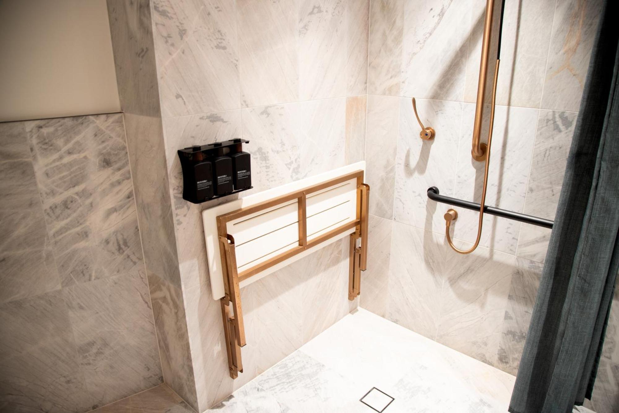 202 Elizabeth Hotel Sydney Ngoại thất bức ảnh A shower seat