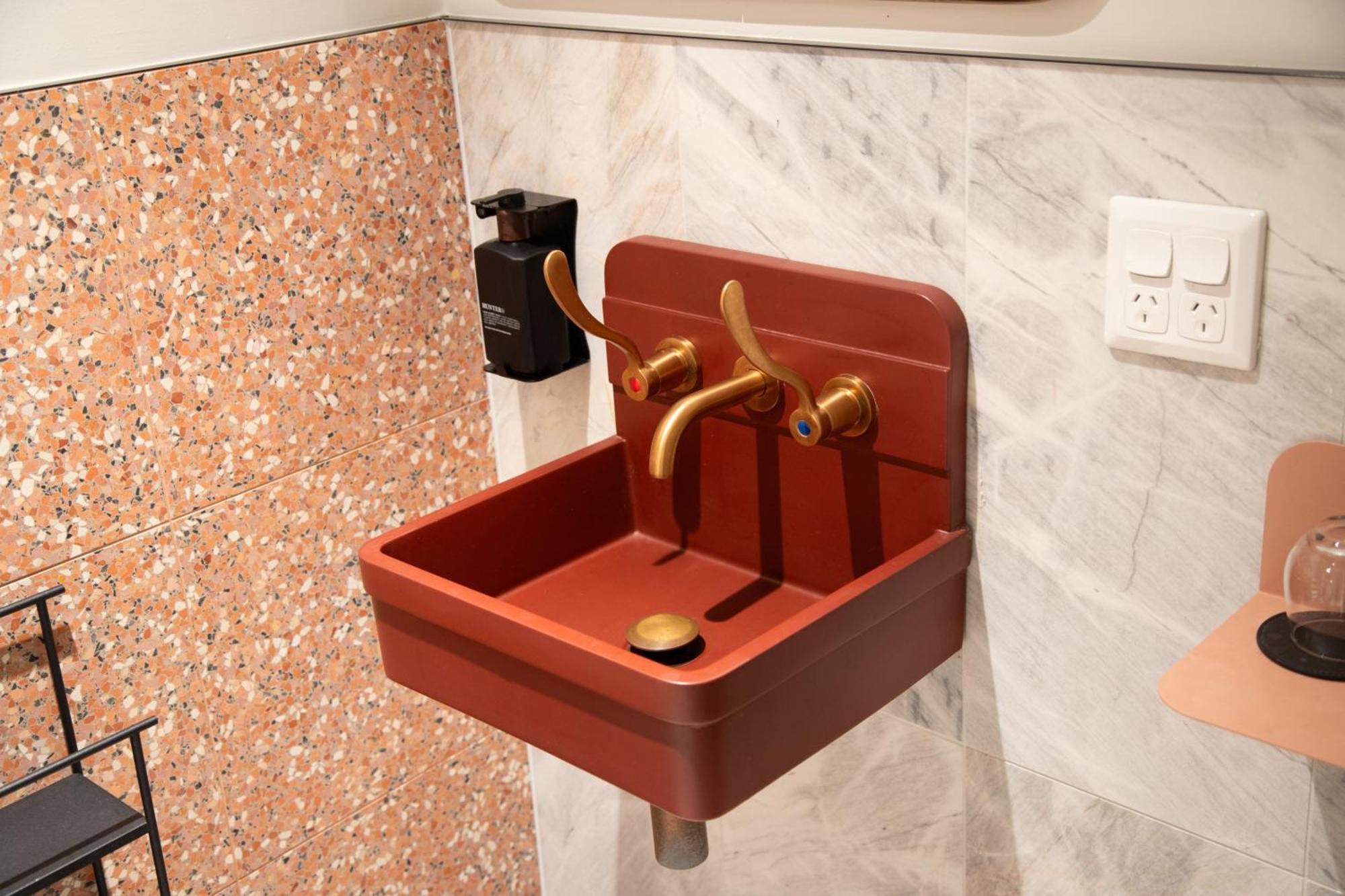 202 Elizabeth Hotel Sydney Ngoại thất bức ảnh A wall mounted sink